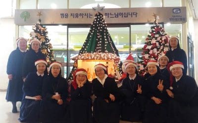 2019.12.01_성빈센트병원 병동에서 캐럴 부르는 수녀님들 모습입니다.